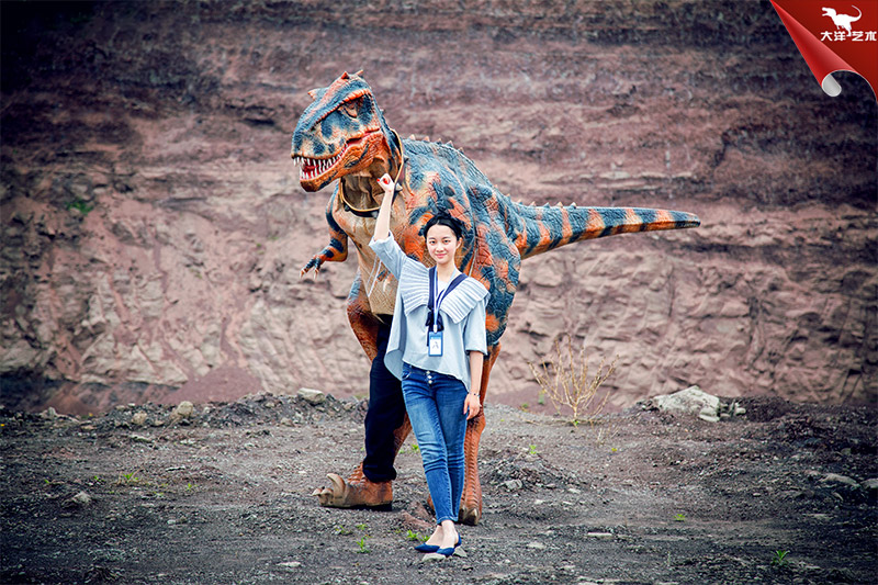 人穿恐龍衣服，人穿的恐龍服裝