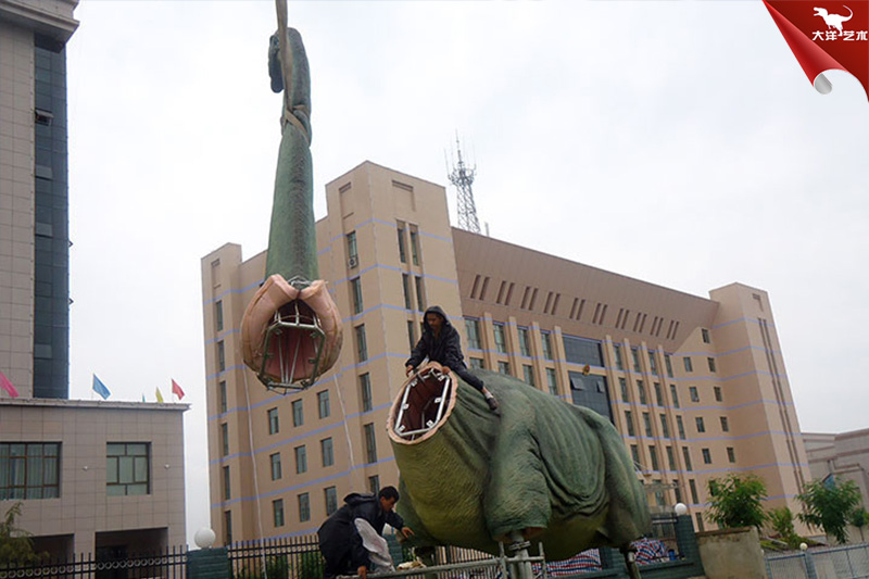 工人師傅現(xiàn)場(chǎng)為客戶(hù)安裝仿真腕龍