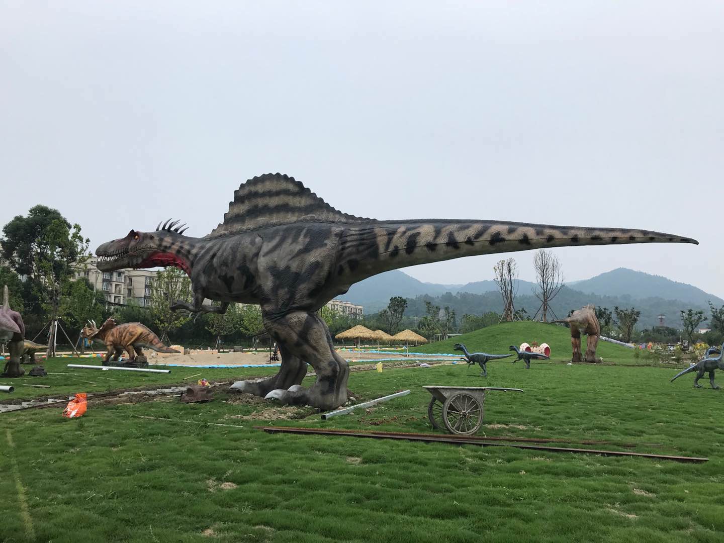 彭州科普展，仿真恐龍和仿真昆蟲安裝完成